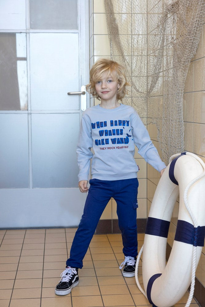 Sturdy Sweater - Waves And Whales Sfeerfoto Sweater Aan