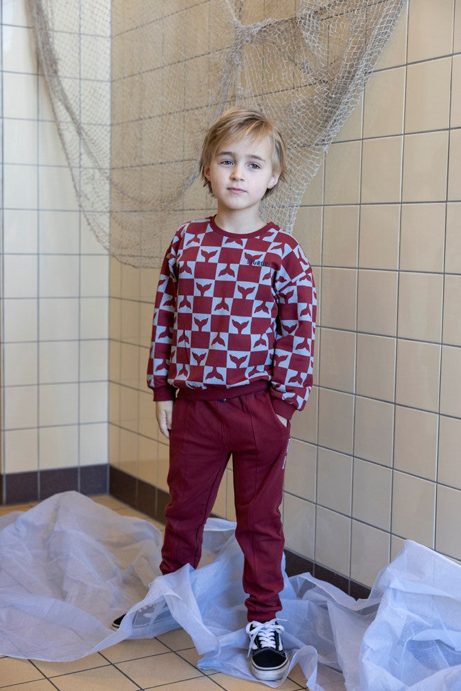 Sturdy Sweater AOP - Waves And Whales Sfeerfoto Sweater Aan