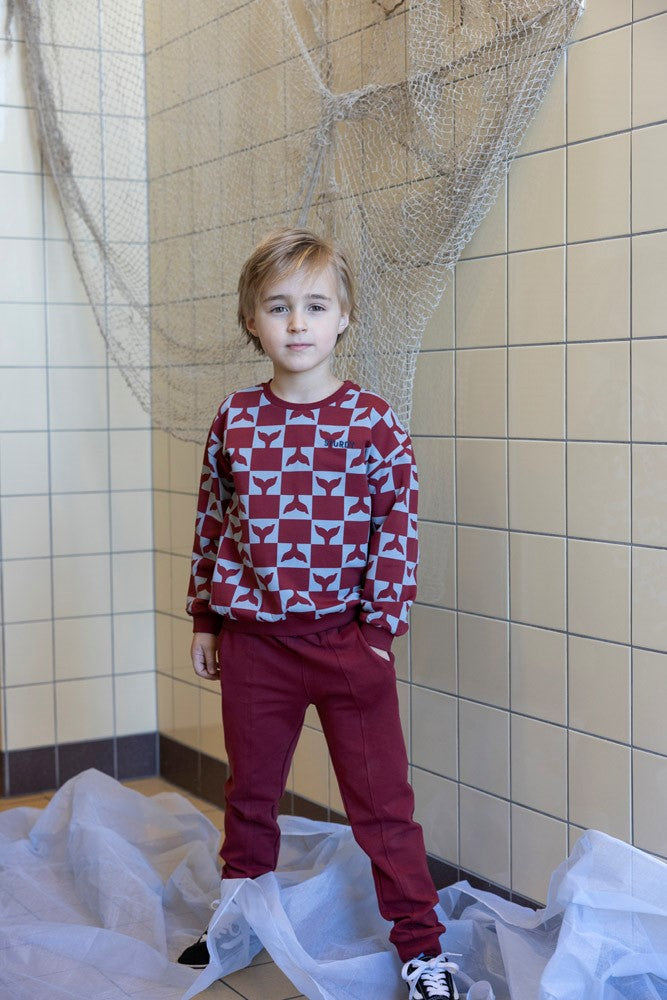 Sturdy Sweater AOP - Waves And Whales Sfeerfoto Sweater Aan