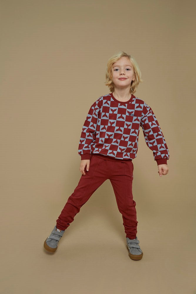 Sturdy Sweater AOP - Waves And Whales Sfeerfoto Sweater Aan