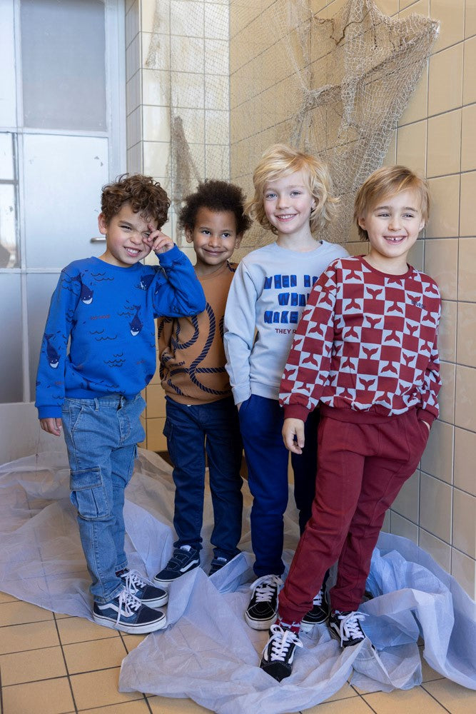 Sturdy Sweater AOP - Waves And Whales Sfeerfoto Sweater Aan