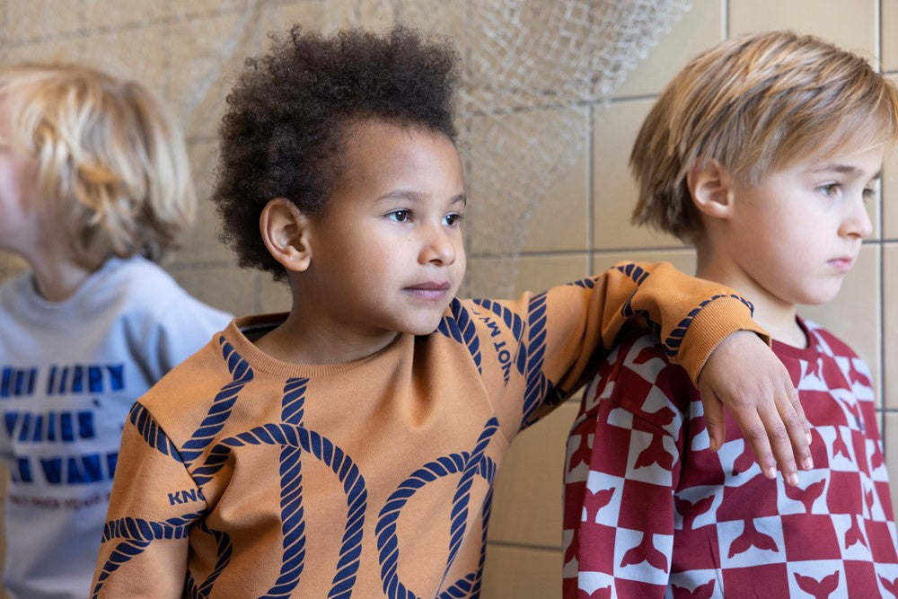Sturdy Sweater AOP - Waves And Whales Sfeerfoto Sweater Aan
