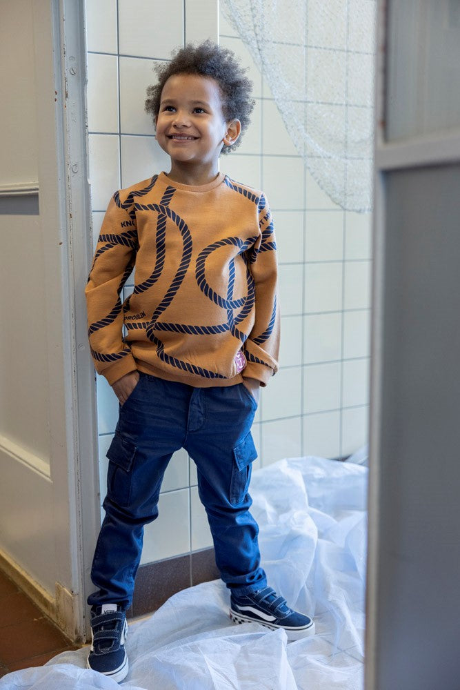 Sturdy Sweater AOP - Waves And Whales Sfeerfoto Sweater Aan