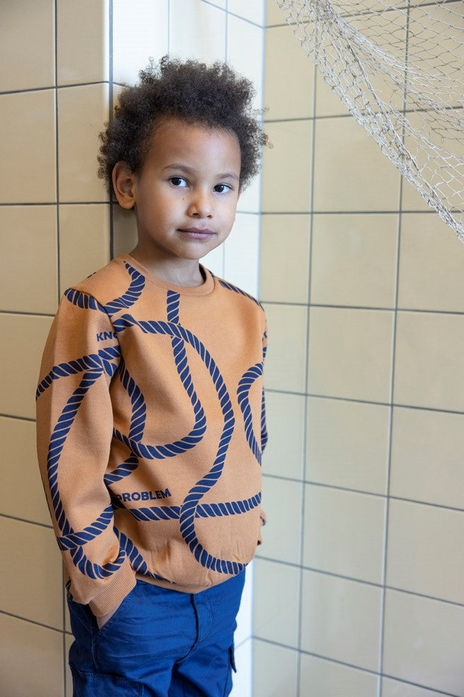 Sturdy Sweater AOP - Waves And Whales Sfeerfoto Sweater Aan