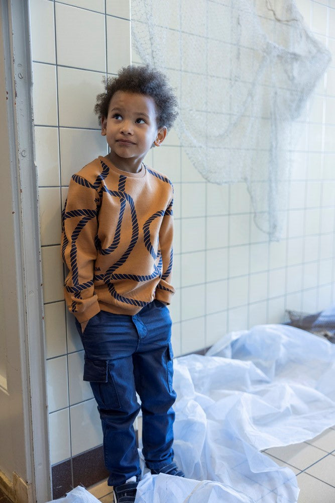 Sturdy Sweater AOP - Waves And Whales Sfeerfoto Sweater Aan