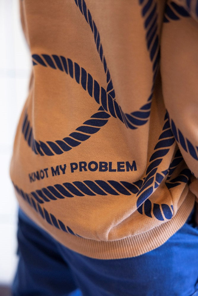 Sturdy Sweater AOP - Waves And Whales Sfeerfoto Sweater Aan