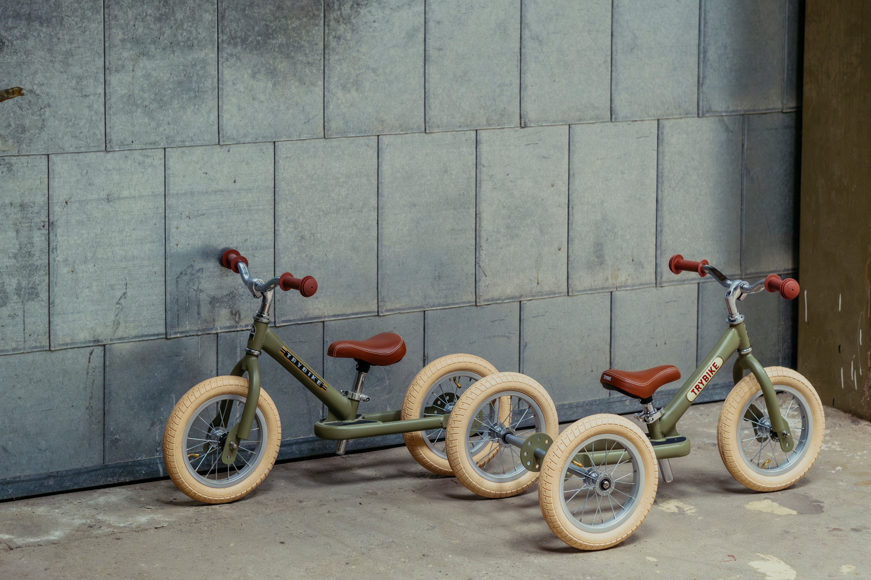 Trybike Steel Groen MAT Loopfiets Driewieler en tweewieler zijkant