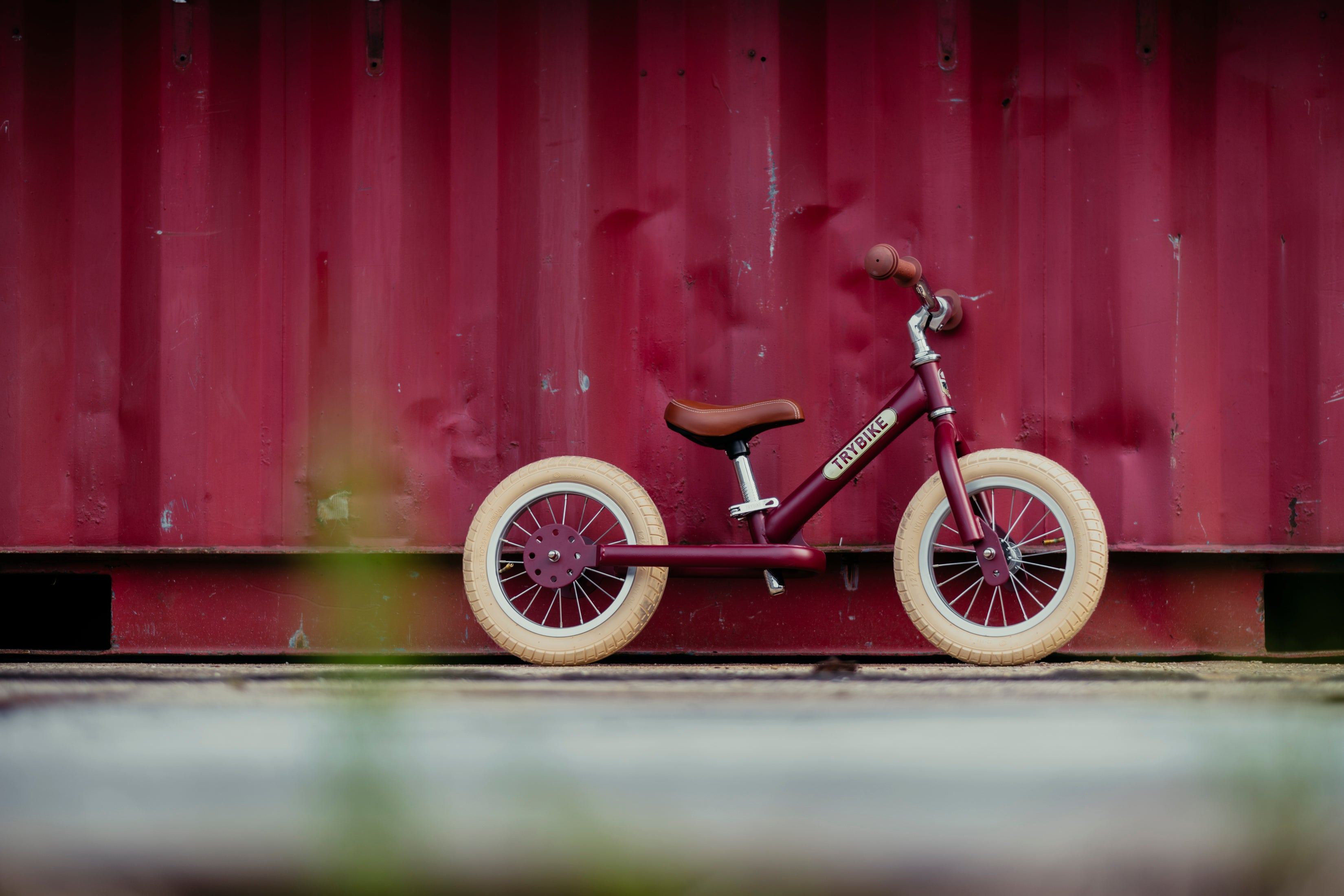 Trybike Steel Rood MAT Loopfiets Tweewieler red zijkant