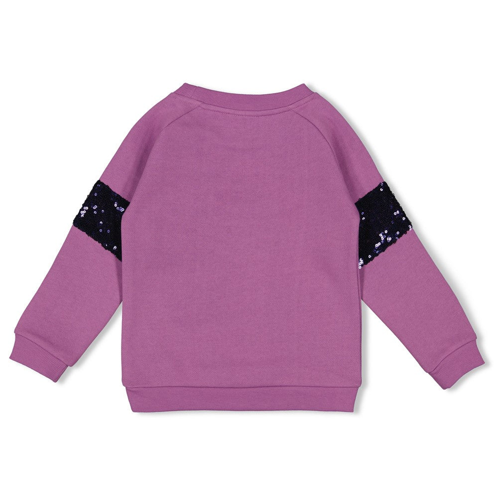 Detail van de sprankelende sequins op de Jubel Sweater - Wild Soul, Violet kleur, ontworpen voor kinderen die van mode en glamour houden Achterzijde