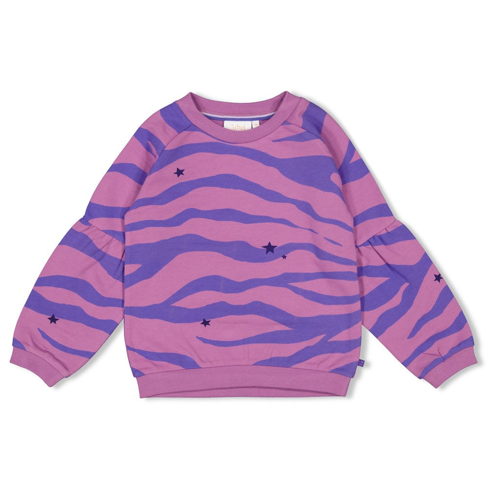 Jubel Sweater AOP - Wild Soul in Violet, met all-over print, gemaakt van 96% biologisch katoen en 4% elastaan, Wintercollectie 2025. Jubel Sweater AOP - Wild Soul Voorzijde