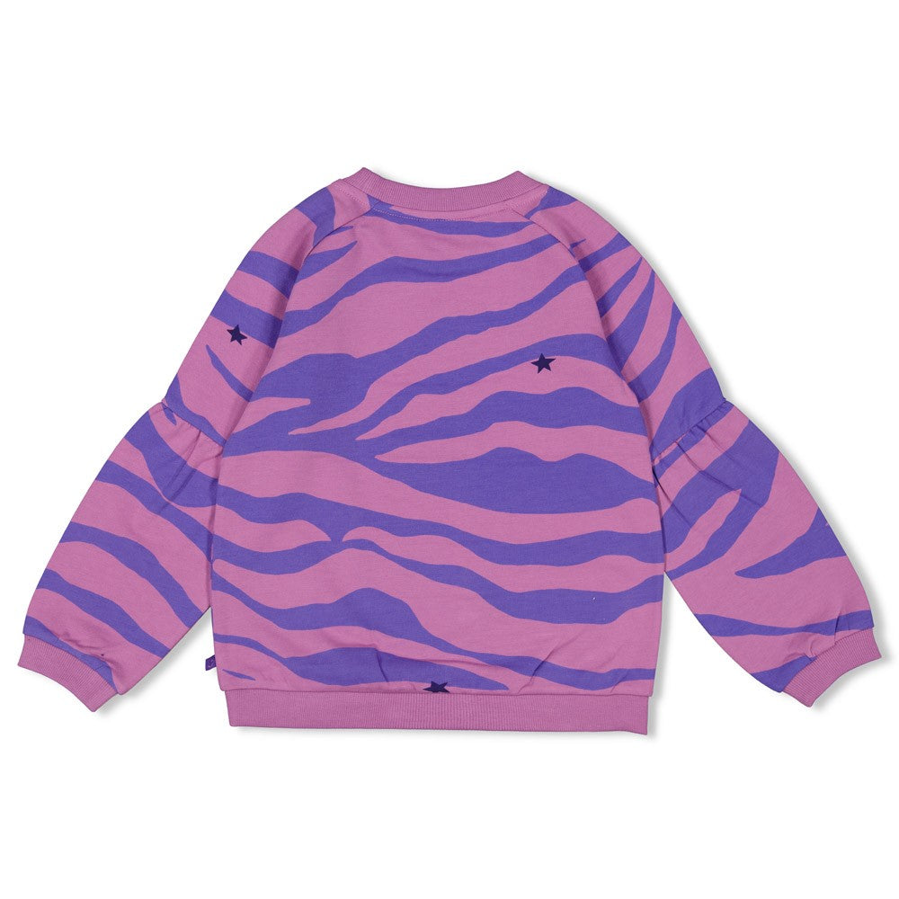 Jubel Sweater AOP - Wild Soul in Violet, met all-over print, gemaakt van 96% biologisch katoen en 4% elastaan, Wintercollectie 2025. Jubel Sweater AOP - Wild Soul Achterzijde