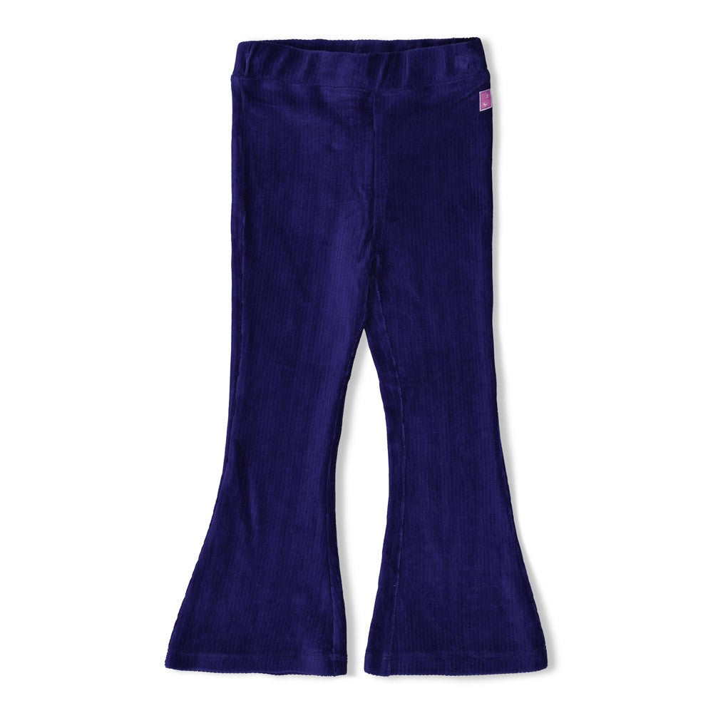 Jubel Flared Broek Velours Rib - Wild Soul Detail: "Detail van de Jubel Flared Broek Velours Rib in Indigo, gemaakt van biologisch katoen met een retro flared pasvorm." Voorzijde