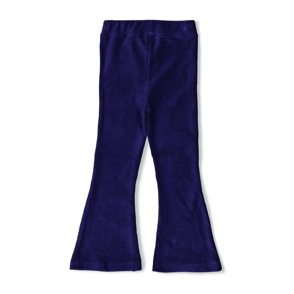 Jubel Flared Broek Velours Rib - Wild Soul Detail: "Detail van de Jubel Flared Broek Velours Rib in Indigo, gemaakt van biologisch katoen met een retro flared pasvorm." Achterzijde