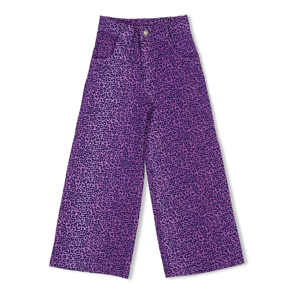 Jubel Flared Broek AOP - Wild Soul Detail: "Detail van de Jubel Flared Broek AOP - Wild Soul in L.Lila, met speelse print en comfortabele pasvorm van 98% katoen." Voorzijde