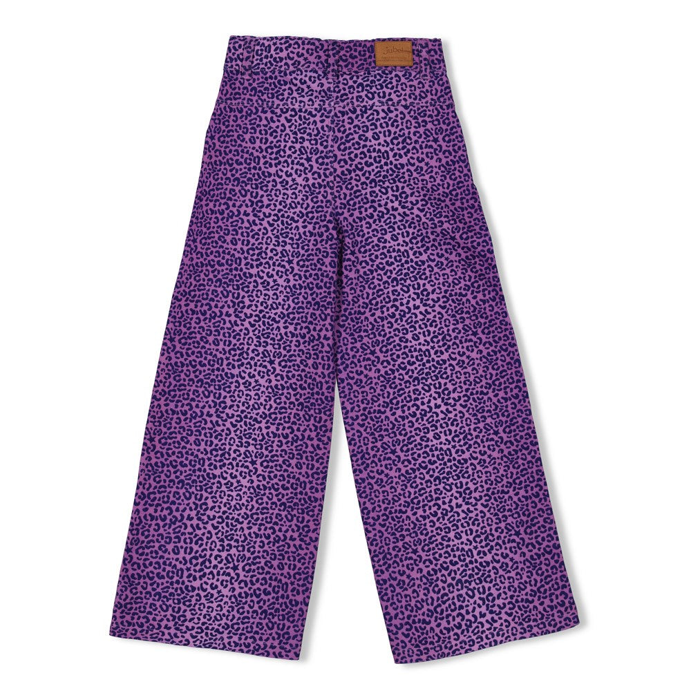 Jubel Flared Broek AOP - Wild Soul Detail: "Detail van de Jubel Flared Broek AOP - Wild Soul in L.Lila, met speelse print en comfortabele pasvorm van 98% katoen." Achterzijde