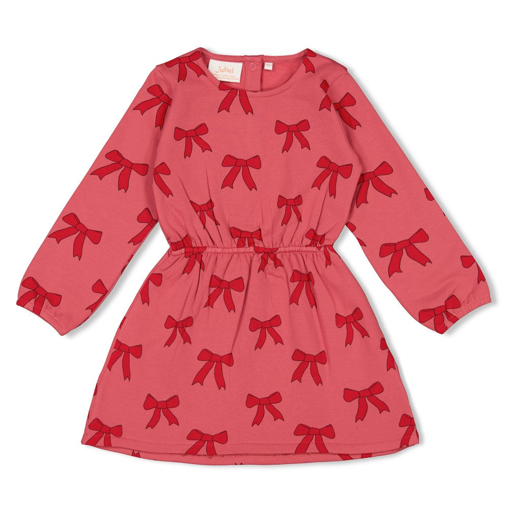 Jubel Jurk AOP - Queen Of Hearts met Strikjes Design Detail: "Detail van de Jubel Jurk AOP - Queen Of Hearts met Strikjes Design, in Roze, met een charmant strikjesontwerp en zachte katoenen stof." Voorzijde