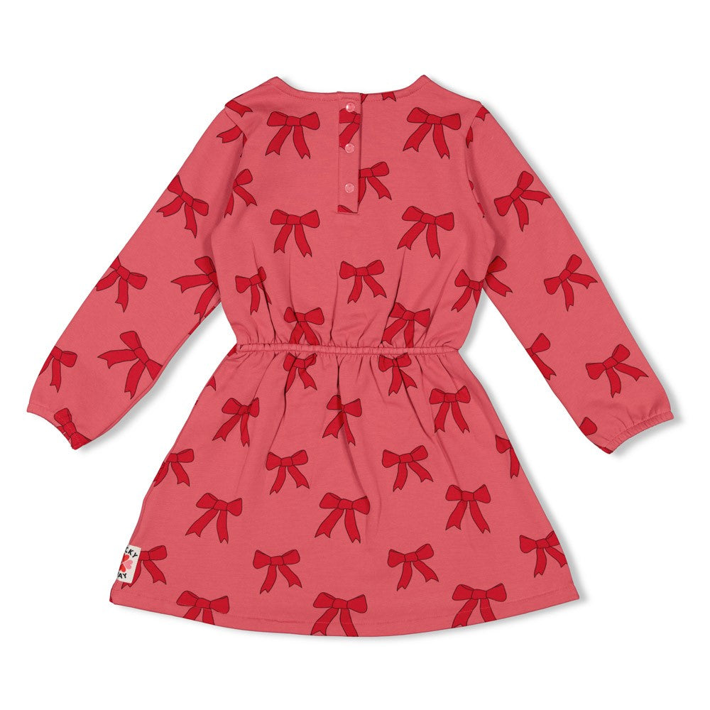 Jubel Jurk AOP - Queen Of Hearts met Strikjes Design Detail: "Detail van de Jubel Jurk AOP - Queen Of Hearts met Strikjes Design, in Roze, met een charmant strikjesontwerp en zachte katoenen stof." Achterzijde