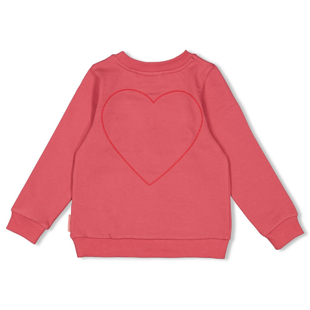 Jubel Sweater - Queen Of Hearts Detail: "Detail van de Jubel Sweater - Queen Of Hearts, in Roze, met een charmante Queen Of Hearts print en zachte katoenstof." Achterzijde