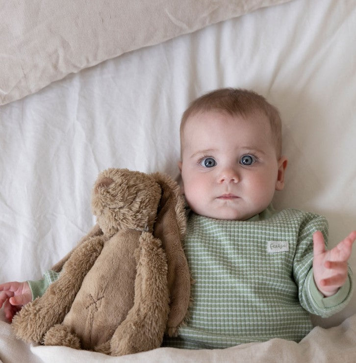 Feetje wafelpyjama groen sfeerfoto jongen konijn