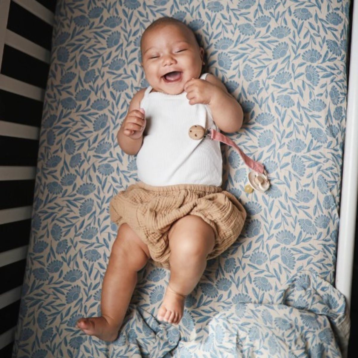 Mousseline Swaddle Blue Flowers Sfeerfoto