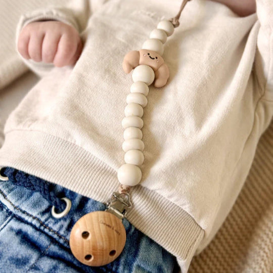Chewies Croissant Clip - Beige product foto speenkoord speenclip sfeer detail