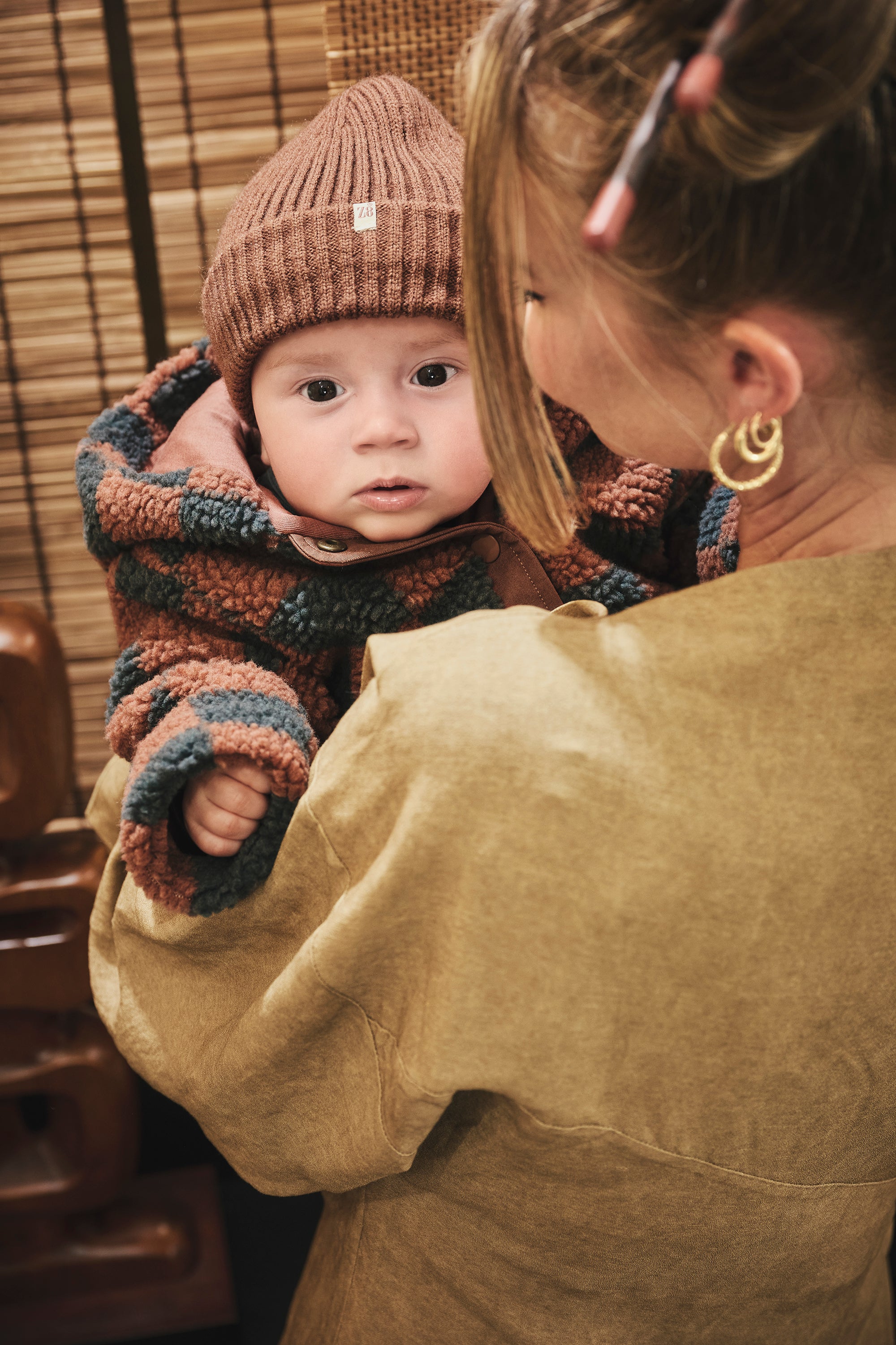 Z8 Naim Teddy Jacket - Amber Brown/AOP Sfeerfoto en Z8 Mayar Hat - Amber Brown