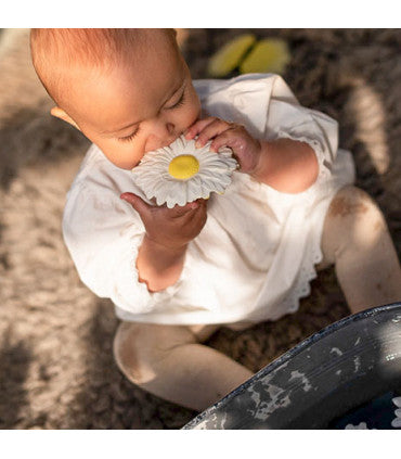 Oli & Carol Margarita The Daisy bijtspeelgoed bloem sfeerfoto