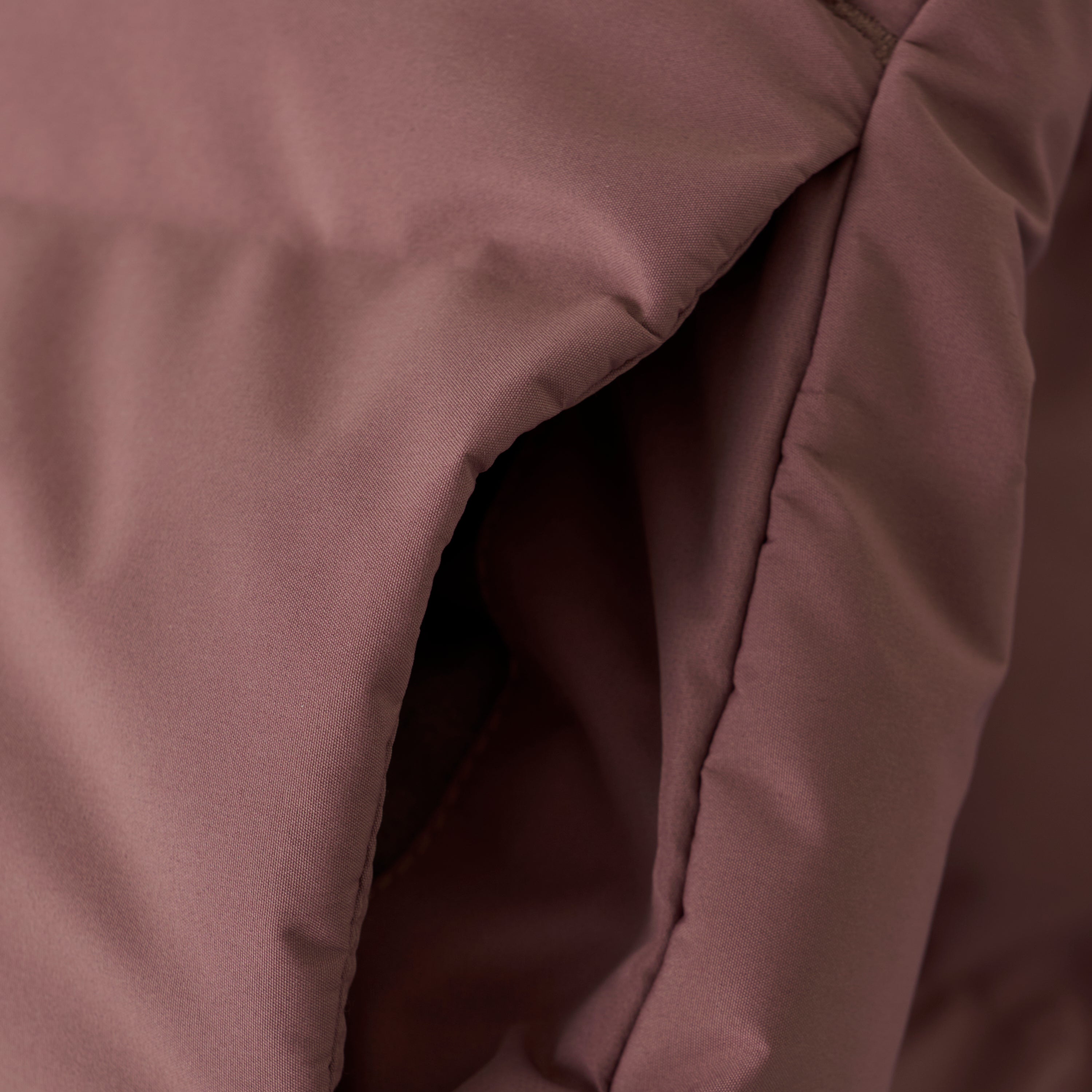 En Fant Jacket Quilt Solid Seamless Channels - Rose Taupe Detailfoto