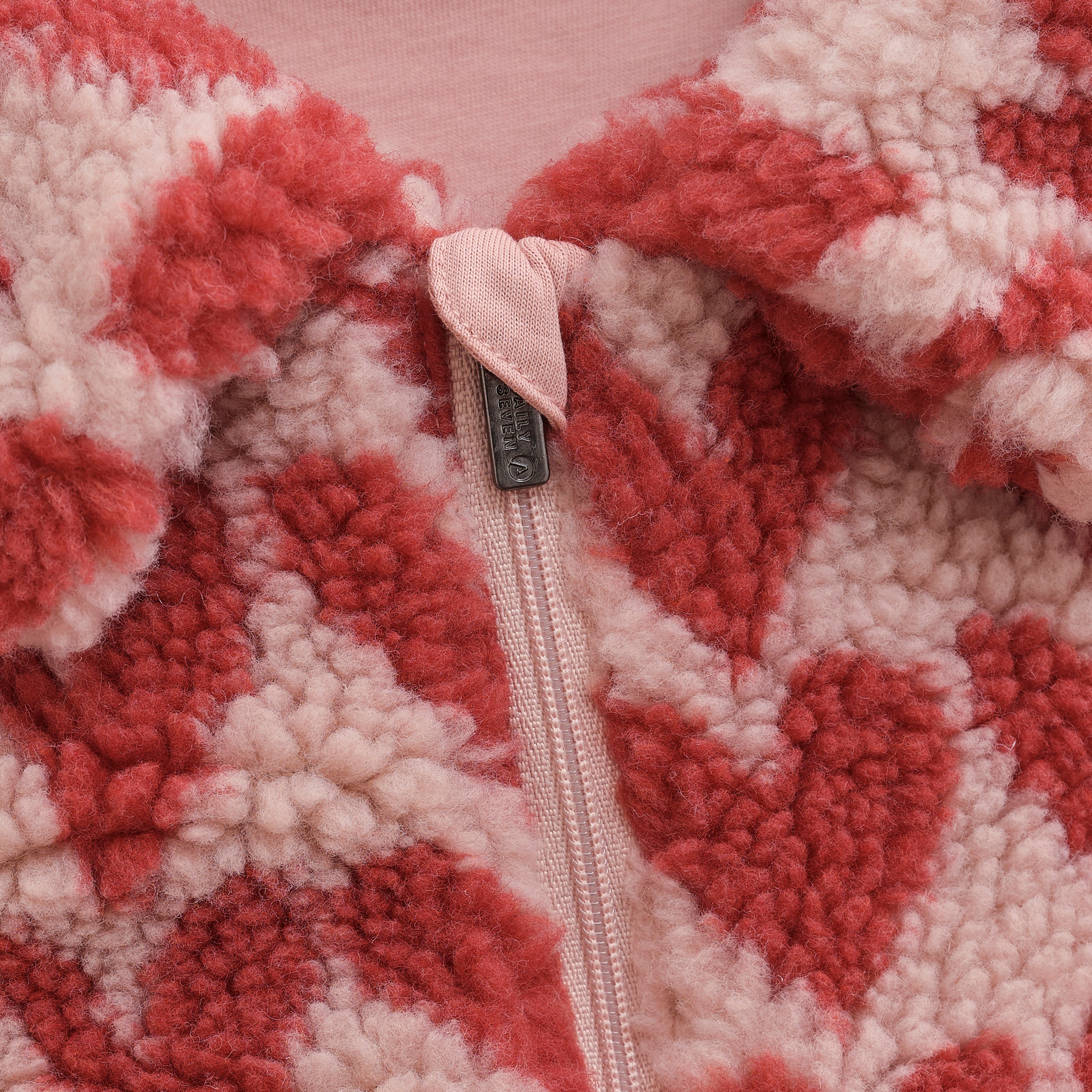 DAILY7 Teddy Jacket Heart detail