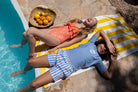 Jongen met een Sproet & Sprout Swim UV T-Shirt Sunseeker aan op handdoek