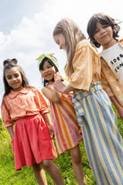 Meisje met een Sproet & Sprout Terry Skirt Pockets aan
