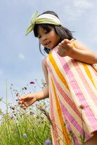 Meisje met een Sproet & Sprout Sleeveless Dress Stripes aan