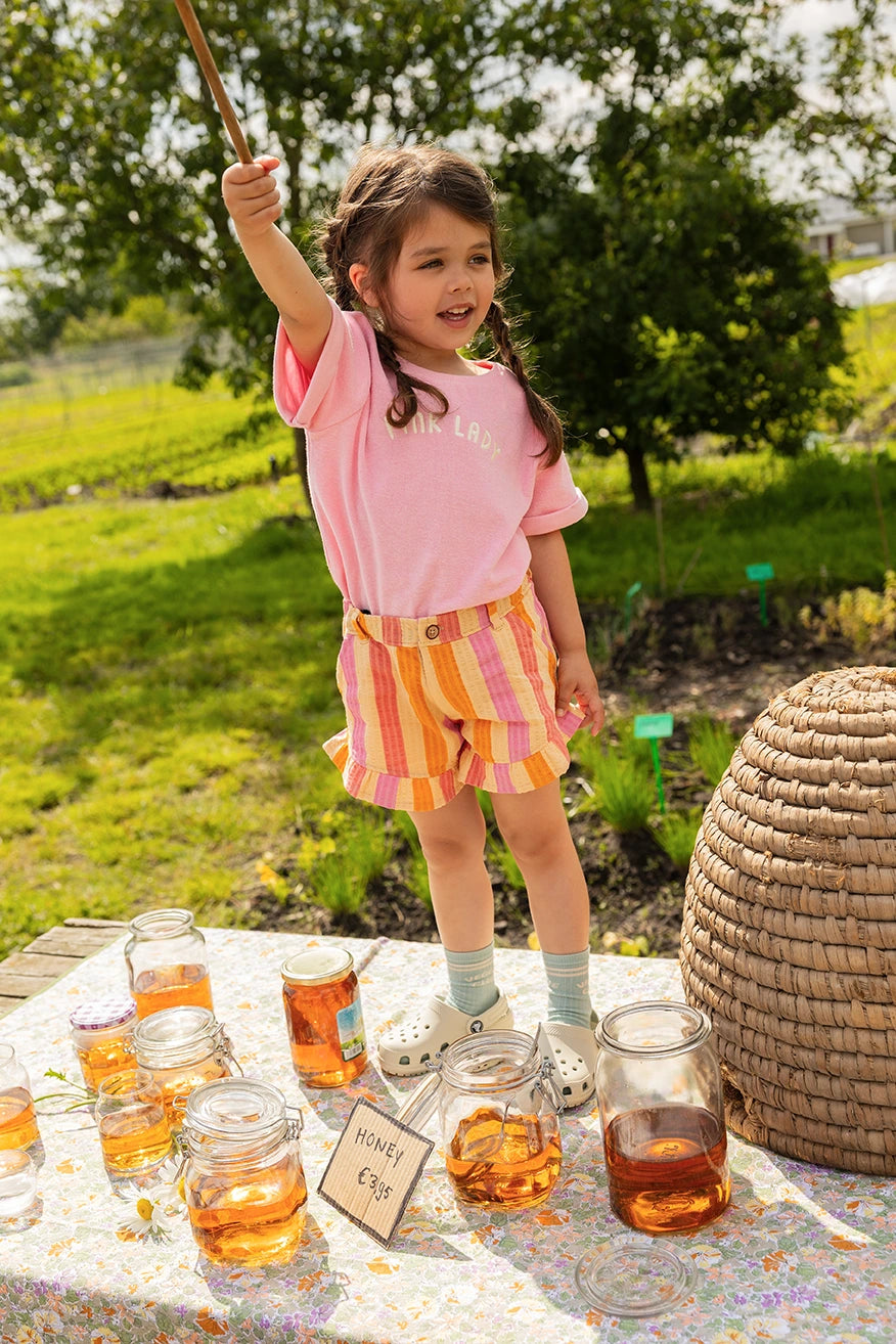 Meisje met een Sproet & Sprout Terry T-Shirt Pink Lady aan