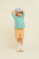 Jongetje met een Sproet & Sprout Linnen T-Shirt Botanical Green aan