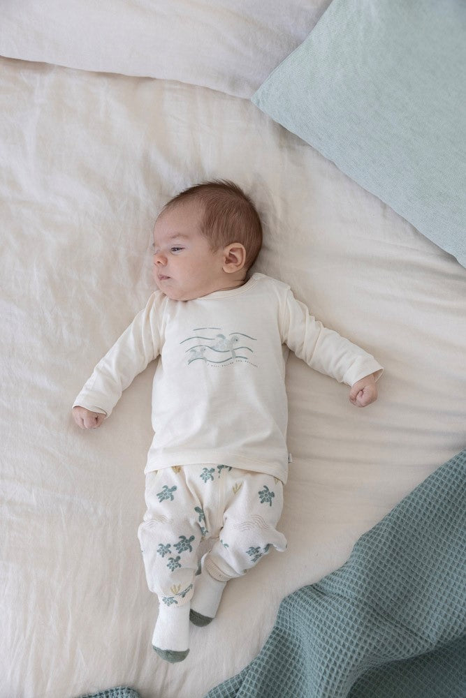 Baby met Feetje Longsleeve  - Turtelly Cool
