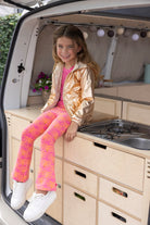 Jubel Flared Broek AOP – Samba Shake | Meisjes Zomerbroek sfeer foto in camper
