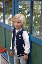 Jongen met een Sturdy Omkeerbaar Vest - The Good Life aan