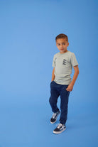 Jongen met Sturdy T-Shirt Mint - The Good Life aan