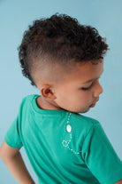 Jongen met Sturdy T-Shirt Groen - Explore More aan met schouder detail