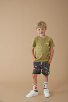 Jongen met een Sturdy Short AOP Antraciet - Happy Rio aan