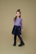 Close-up van de pailetten op de Jubel Pailetten Rok - Wild Soul in Indigo, met biologische katoenvoering, perfecte mix van glamour en comfortSfeerfoto Rok Aan