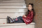 Jubel Maillot - Queen Of Hearts Sfeerfoto: "Kind draagt de Jubel Maillot - Queen Of Hearts in Antraciet, met een speels hartontwerp, perfect voor een winterwandeling of schooloutfit."