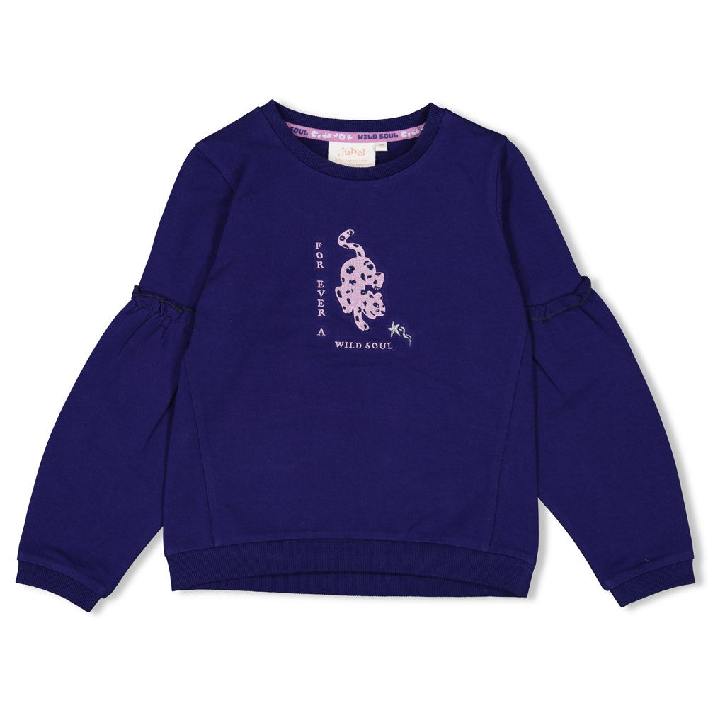Jubel Sweater - Wild Soul Indigo: "Jubel Sweater - Wild Soul in Indigo, gemaakt van 96% biologisch katoen en 4% elastaan, onderdeel van de Wintercollectie 2025." Voorzijde