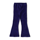 Jubel Flared Broek Velours Rib - Wild Soul Detail: "Detail van de Jubel Flared Broek Velours Rib in Indigo, gemaakt van biologisch katoen met een retro flared pasvorm." Achterzijde
