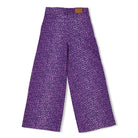 Jubel Flared Broek AOP - Wild Soul Detail: "Detail van de Jubel Flared Broek AOP - Wild Soul in L.Lila, met speelse print en comfortabele pasvorm van 98% katoen." Achterzijde