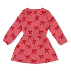 Jubel Jurk AOP - Queen Of Hearts met Strikjes Design Detail: "Detail van de Jubel Jurk AOP - Queen Of Hearts met Strikjes Design, in Roze, met een charmant strikjesontwerp en zachte katoenen stof." Achterzijde