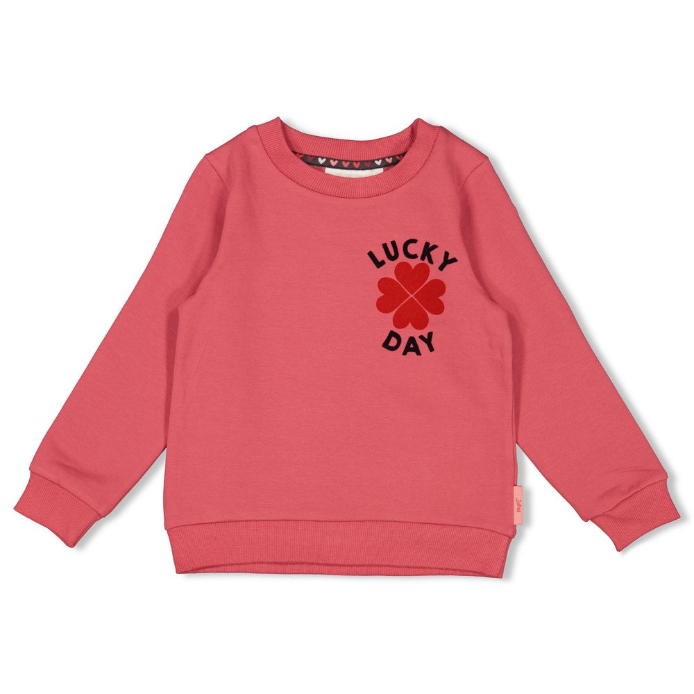 Jubel Sweater - Queen Of Hearts Detail: "Detail van de Jubel Sweater - Queen Of Hearts, in Roze, met een charmante Queen Of Hearts print en zachte katoenstof." Voorzijde