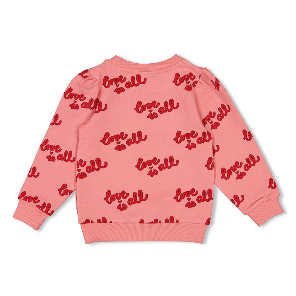 Jubel Sweater AOP - Queen Of Hearts Detail: "Detail van de Jubel Sweater AOP - Queen Of Hearts, in Lichtroze, met een speelse hartjes en strikjes print." Achterzijde
