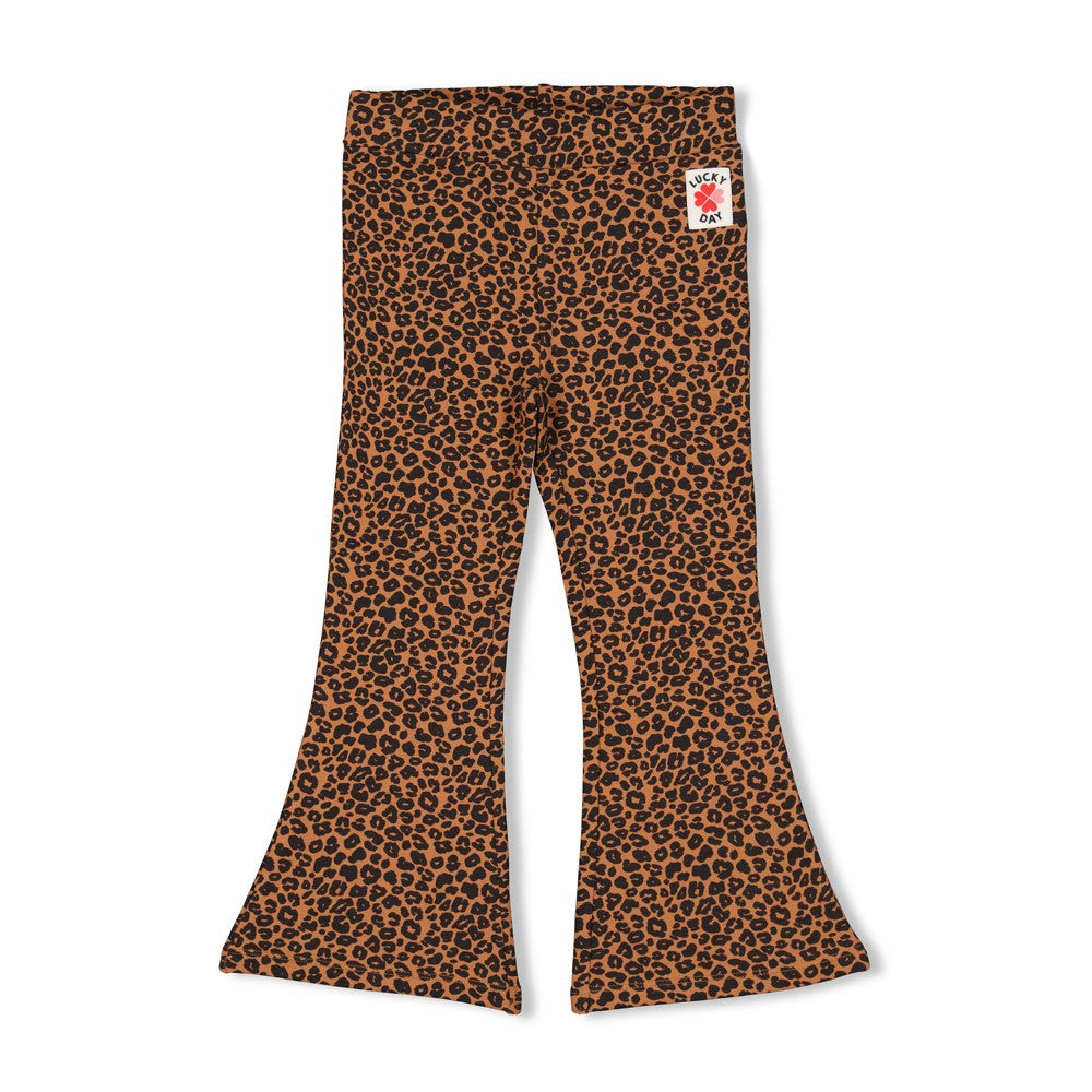 Jubel Flared Broek AOP - Queen Of Hearts Detail: "Detail van de Jubel Flared Broek AOP - Queen Of Hearts in Bruin, met een speelse hartjes en strikjes print en een flared stijl." Voorzijde