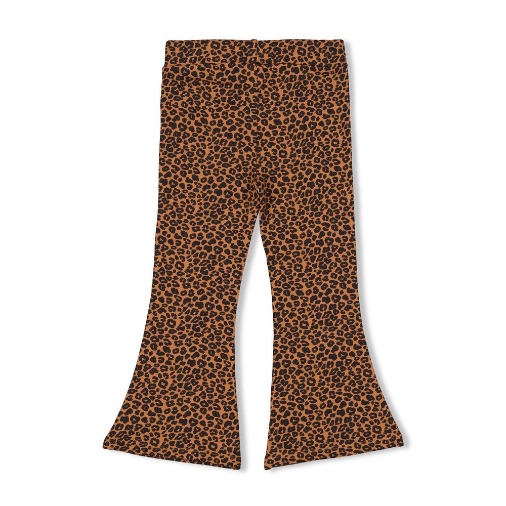 Jubel Flared Broek AOP - Queen Of Hearts Detail: "Detail van de Jubel Flared Broek AOP - Queen Of Hearts in Bruin, met een speelse hartjes en strikjes print en een flared stijl." Achterzijde